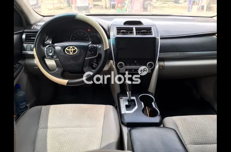 CLEAN 2013 TOYOTA CAMRY LE - 2/5