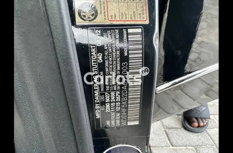 CLEAN 2013 MERCEDES BENZ E350 4MATIC - 4/5