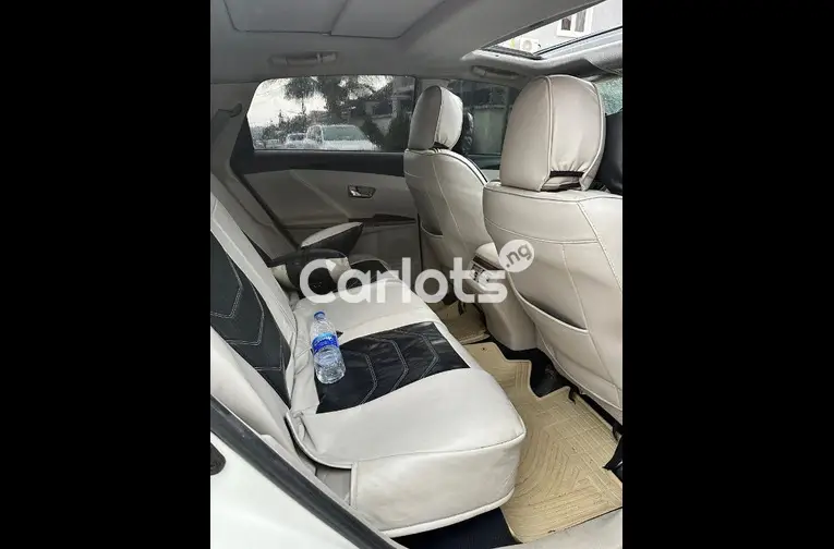 CLEAN 2011 FACELIFTED TO 2015 TOYOTA VENZA AWD - 4/5