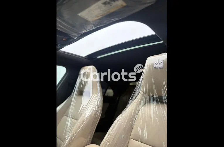 UNREGISTERED 2014 MERCEDES BENZ CLA250 - 3/5