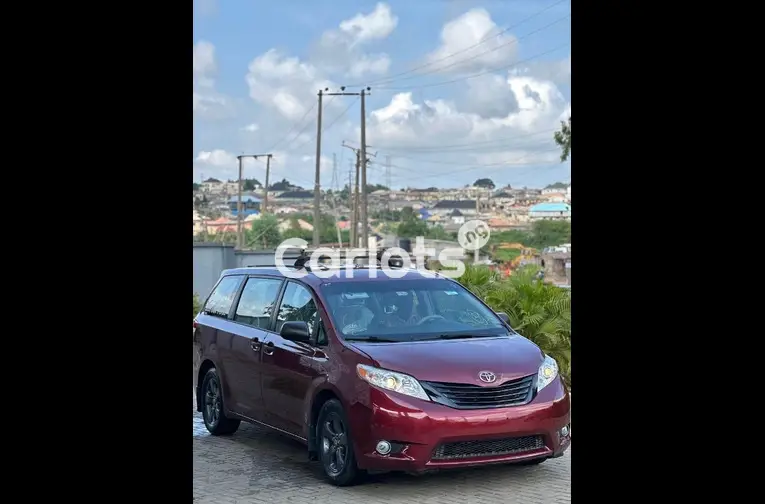 FOREIGN USED 2015 TOYOTA SIENNA LE WITH CCTV - 1/5