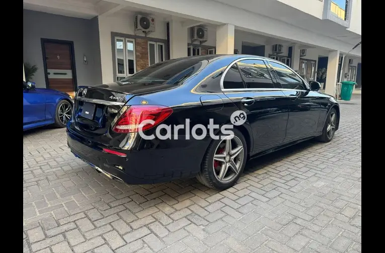 CLEAN 2017 MERCEDES BENZ E300 4MATIC - 4/5