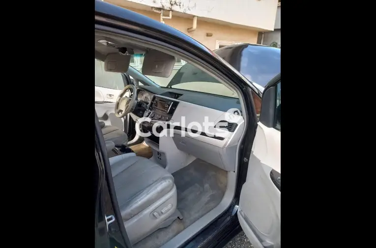CLEAN 2012 TOYOTA SIENNA LIMITED EDITION - 2/5