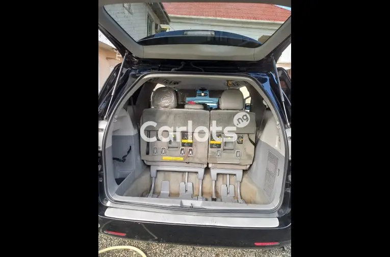 CLEAN 2012 TOYOTA SIENNA LIMITED EDITION - 4/5