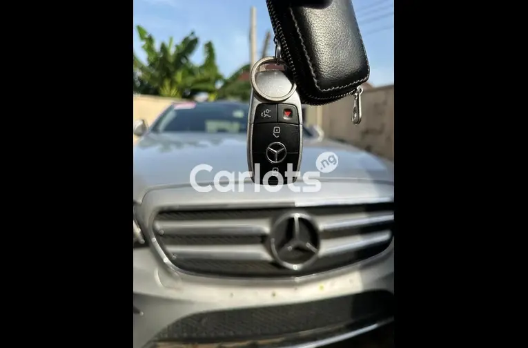 CLEAN 2017 MERCEDES BENZ E300 - 1/5