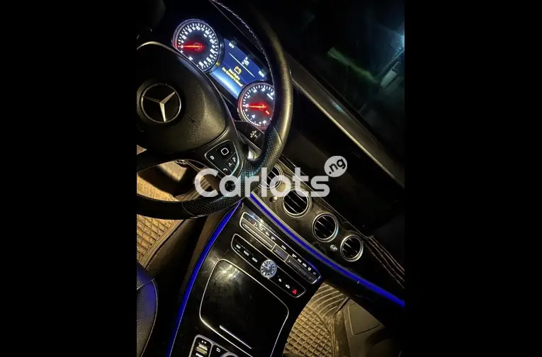 CLEAN 2017 MERCEDES BENZ E300 - 2/5