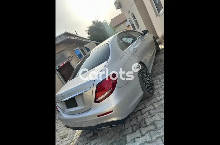 CLEAN 2017 MERCEDES BENZ E300 - 5/5