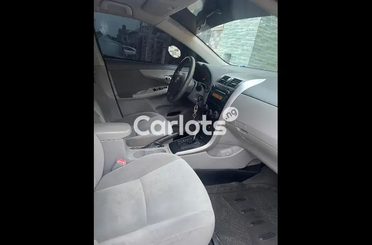 CLEAN 2010 TOYOTA COROLLA - 2/5