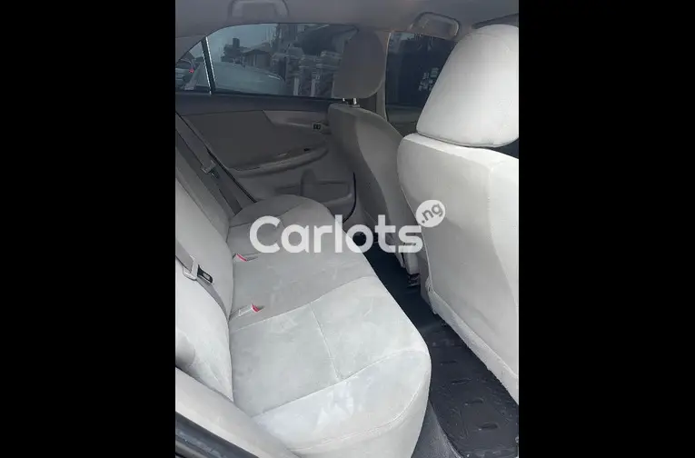 CLEAN 2010 TOYOTA COROLLA - 3/5