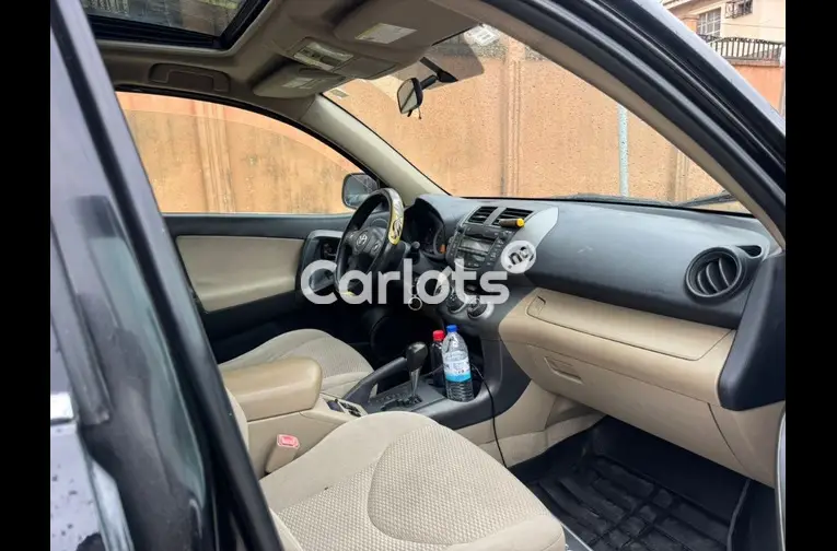 CLEAN 2012 TOYOTA RAV4 4WD - 2/5