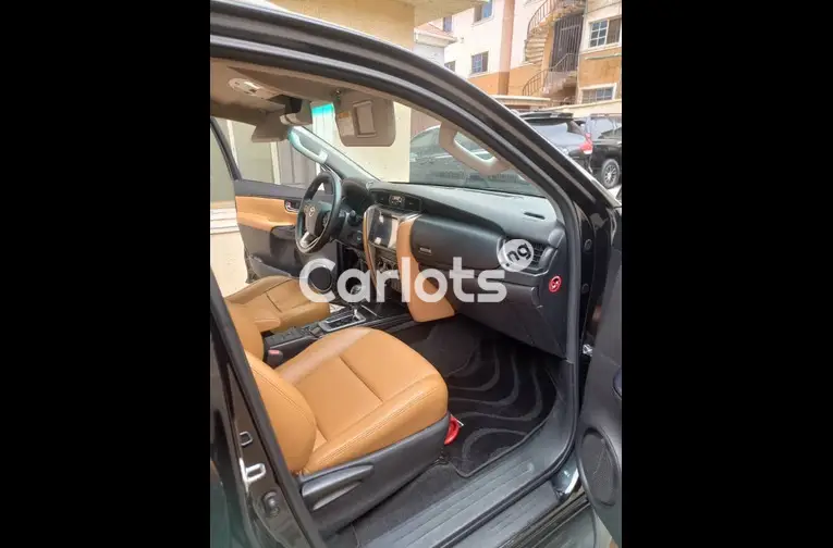 FEW MONTHS USED 2021 TOYOTA FORTUNER - 3/5