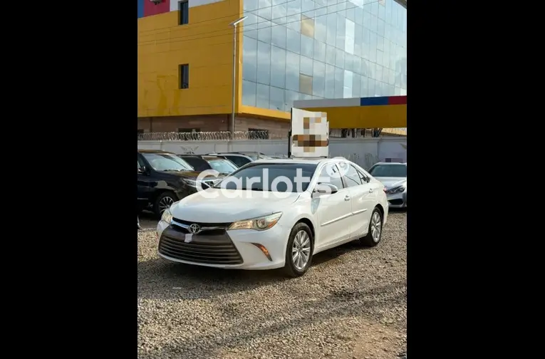 FOREIGN USED 2016 TOYOTA CAMRY XLE - 1/5