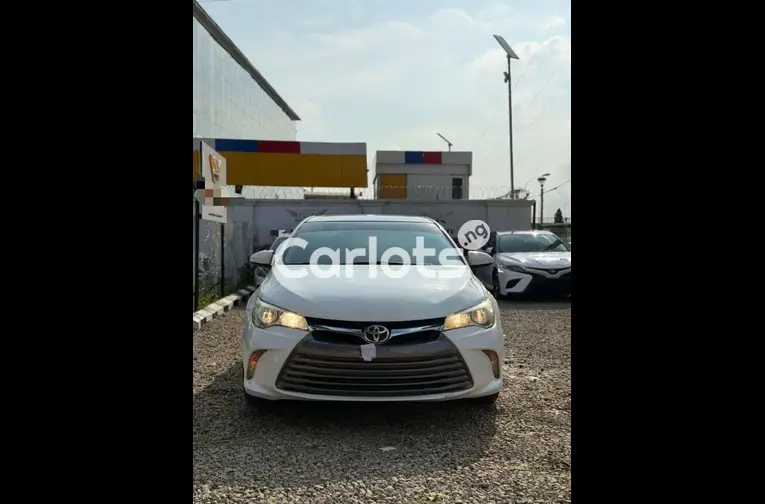 FOREIGN USED 2016 TOYOTA CAMRY XLE - 2/5