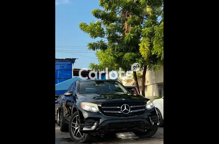 CLEAN 2018 MERCEDES BENZ GLC300 4MATIC - 1/5