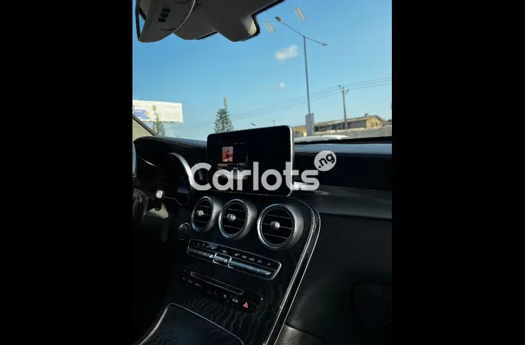 CLEAN 2018 MERCEDES BENZ GLC300 4MATIC - 2/5