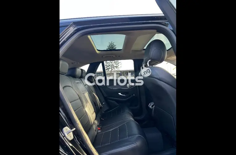 CLEAN 2018 MERCEDES BENZ GLC300 4MATIC - 4/5