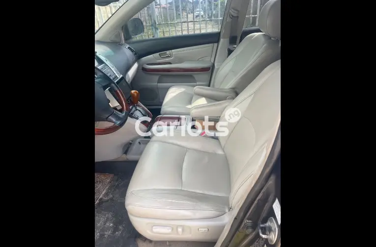 CLEAN 2005 LEXUS RX330 FULLY LOADED - 2/5