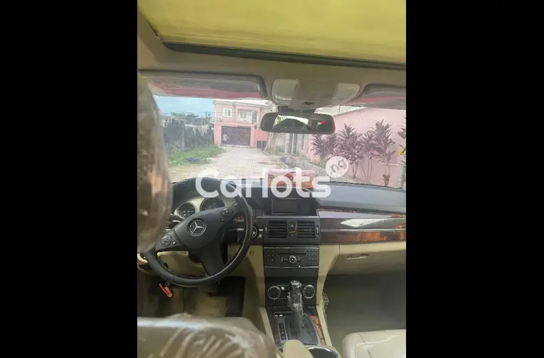 CLEAN 2011 Mercedes Benz GLK350 4MATIC - 2/5