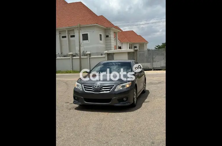 2010 TOYOTA CAMRY SE