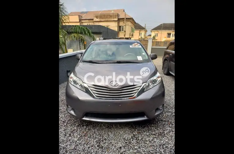 FOREIGN USED 2011 TOYOTA SIENNA XLE V6 - 1/5