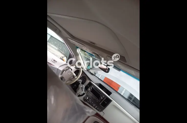 FOREIGN USED 2011 TOYOTA SIENNA XLE V6 - 2/5