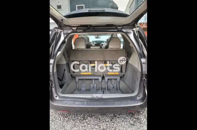 FOREIGN USED 2011 TOYOTA SIENNA XLE V6 - 4/5