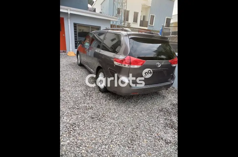 FOREIGN USED 2011 TOYOTA SIENNA XLE V6 - 5/5