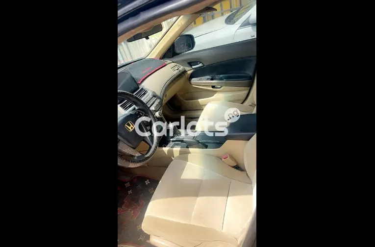 CLEAN 2009 HONDA ACCORD - 2/5