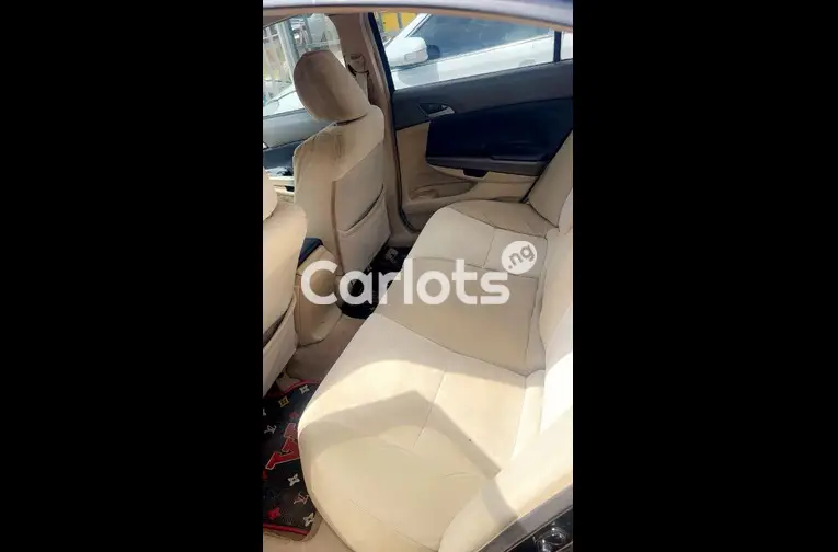 CLEAN 2009 HONDA ACCORD - 3/5