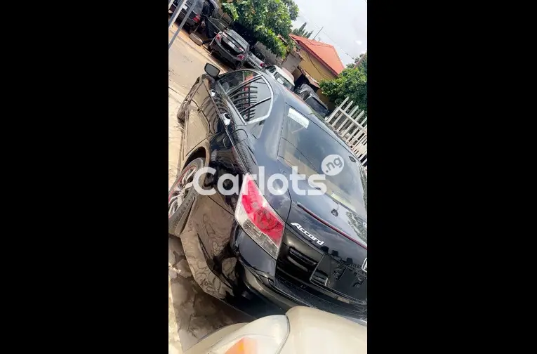 CLEAN 2009 HONDA ACCORD - 5/5