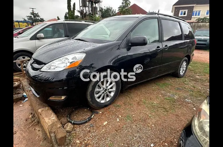 UNREGISTERED 2008 TOYOTA SIENNA - 2/5