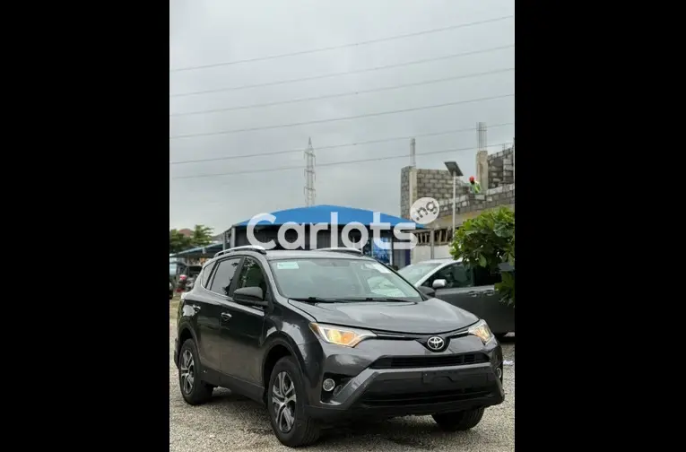 FOREIGN USED 2017 TOYOTA RAV4 XLE AWD - 2/5