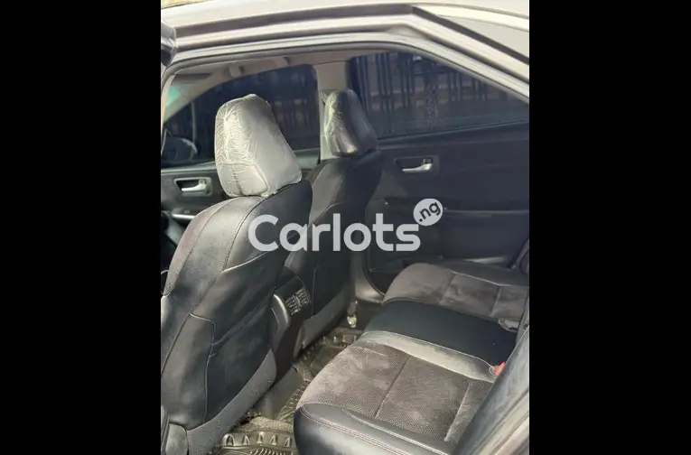 2016 TOYOTA CAMRY SE - 3/5