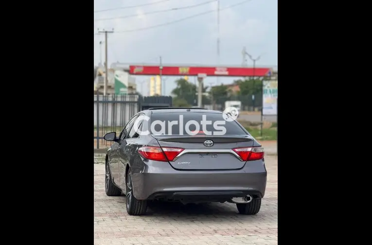 2016 TOYOTA CAMRY SE - 4/5