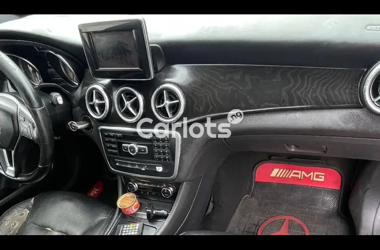 2015 MERCEDES BENZ CLA250 - 2/5