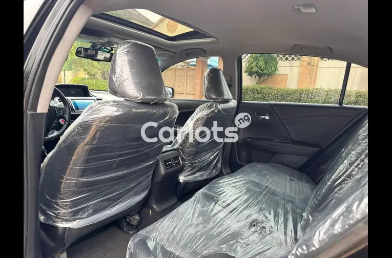 2017 HONDA ACCORD V6 TOURING FULL OPTION - 4/5