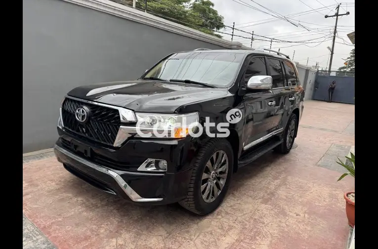 2017 TOYOTA LANDCRUSIER V8 [toks standard]