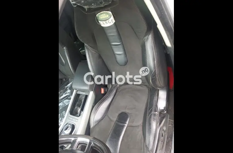 CLEAN 2017 RANGE ROVER EVOGUE - 3/5