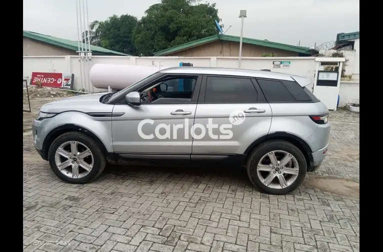 CLEAN 2017 RANGE ROVER EVOGUE - 5/5