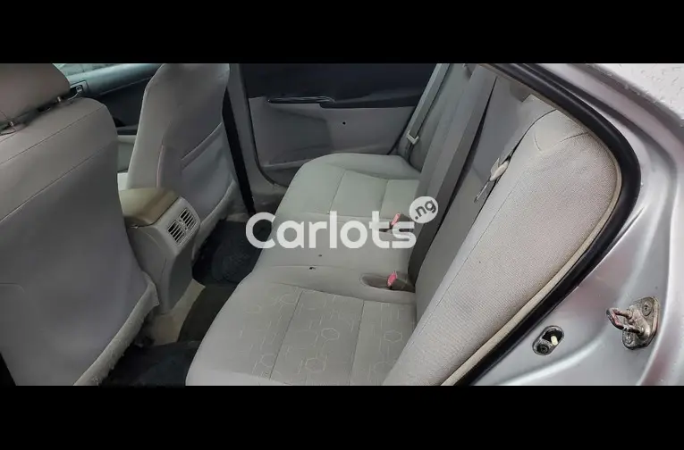 CLEAN 2014 TOYOTA CAMRY XLE - 3/5