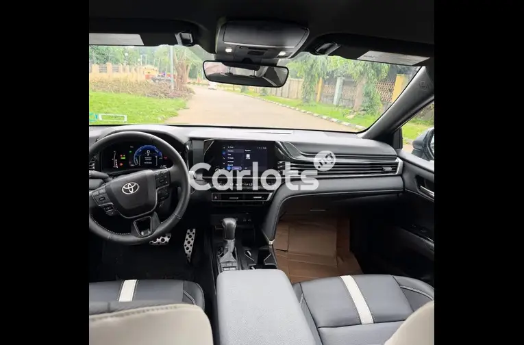 BRAND NEW 2025 TOYOTA CAMRY SE - 3/5