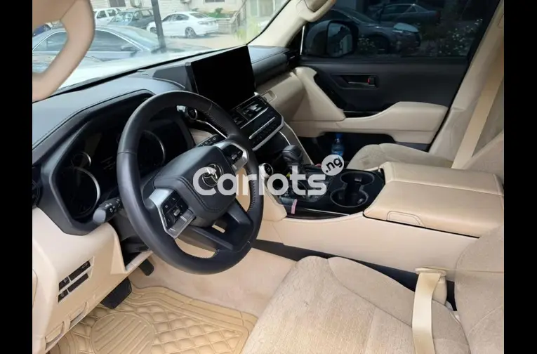 FOREIGN USED 2024 TOYOTA LAND CRUISER GX.R TWIN TURBO - 2/5