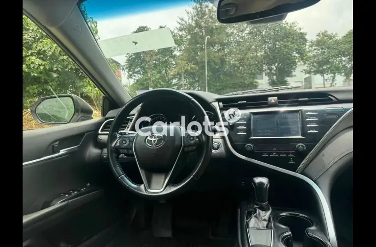 FOREIGN USED 2018 TOYOTA CAMRY - 2/5