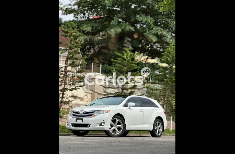 FOREIGN USED 2010 TOYOTA VENZA WITH PANORAMIC ROOF AND POWER BOOT - 2/5