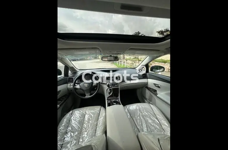 FOREIGN USED 2010 TOYOTA VENZA WITH PANORAMIC ROOF AND POWER BOOT - 3/5