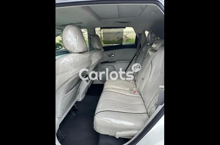 FOREIGN USED 2010 TOYOTA VENZA WITH PANORAMIC ROOF AND POWER BOOT - 4/5