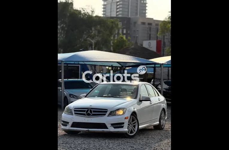 Extremely Clean 2013 Mercedes Benz C300