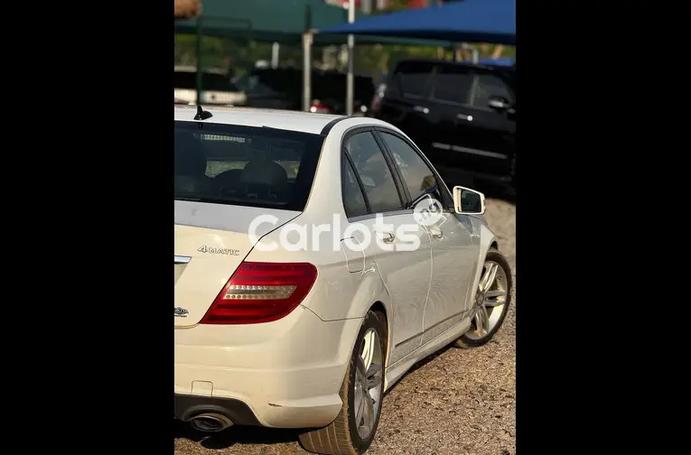 Extremely Clean 2013 Mercedes Benz C300 - 6/7