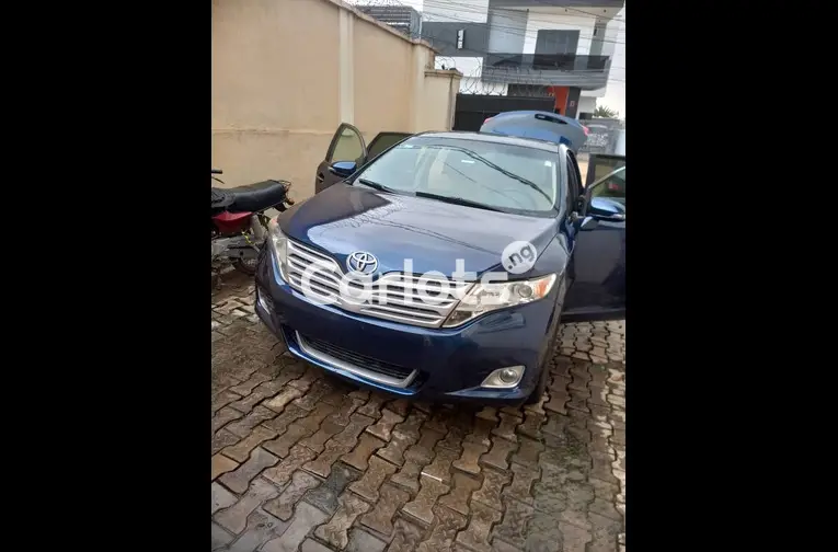 NEATLY USED 2010 TOYOTA VENZA LIMITED V6 FULL OPTION