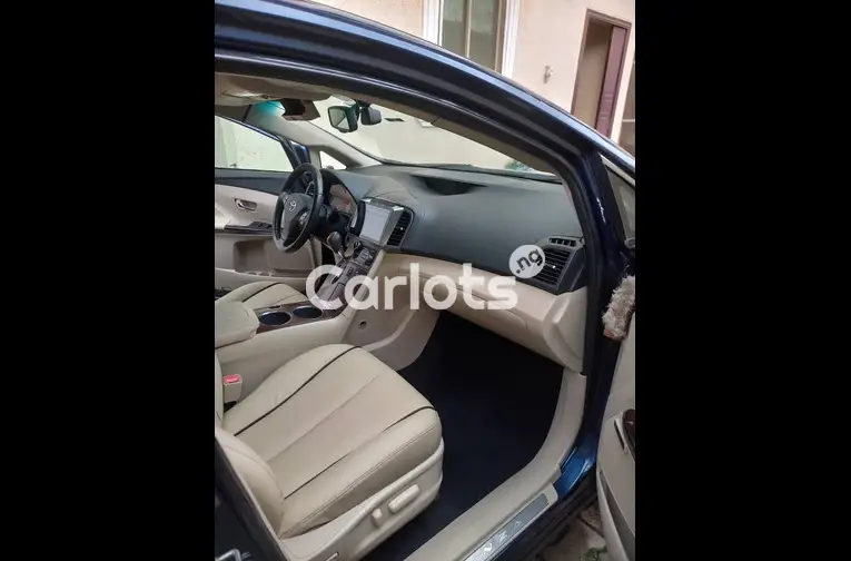 NEATLY USED 2010 TOYOTA VENZA LIMITED V6 FULL OPTION - 2/7